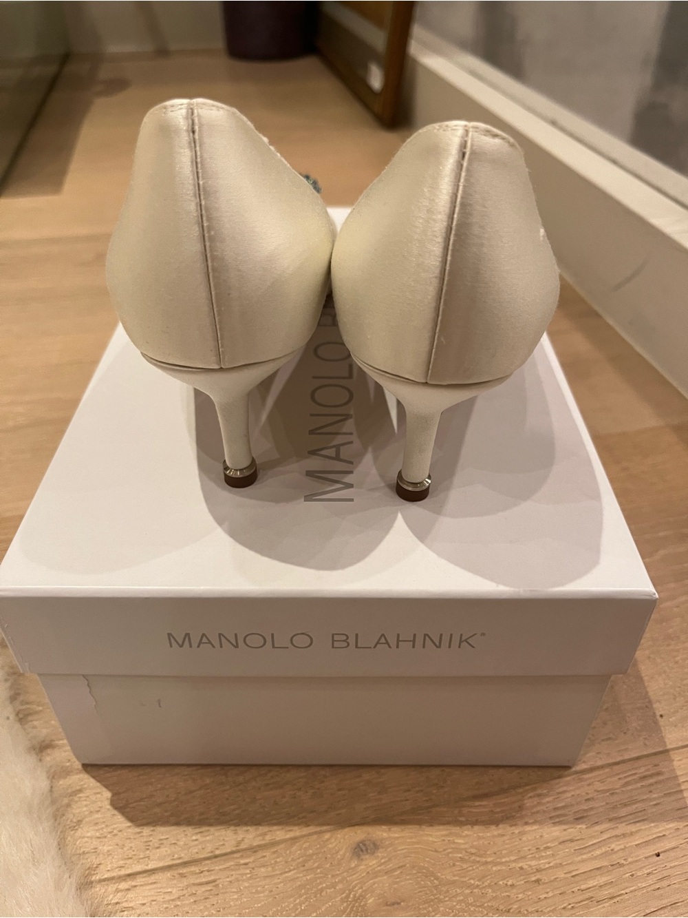 Manolo Blahnik Hangis 50 white Satin Pointed Kitten Heel Pumps - Picture 4 of 7